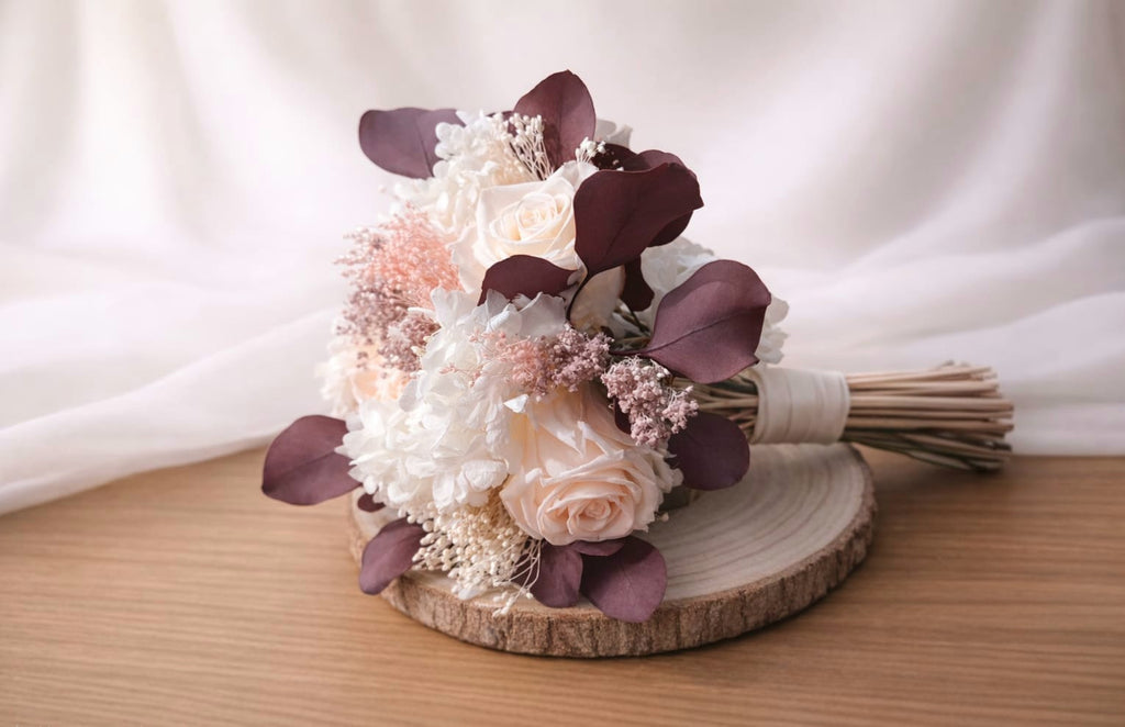 Ramo preservado Alicia con flores en tonos crema y burdeos