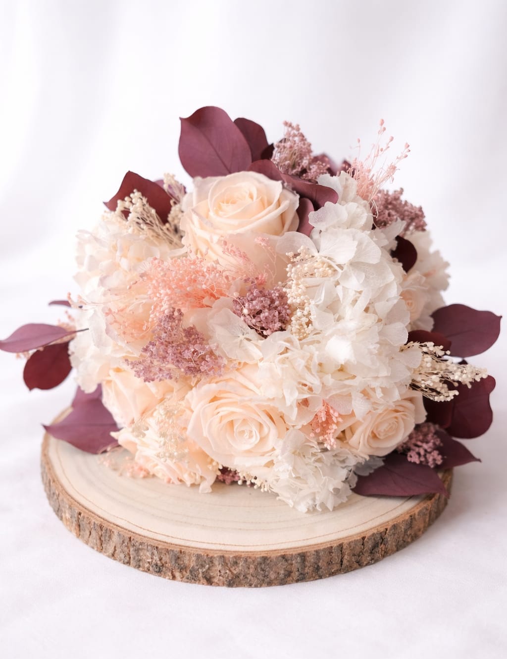 Ramo preservado Alicia con flores en tonos crema y burdeos