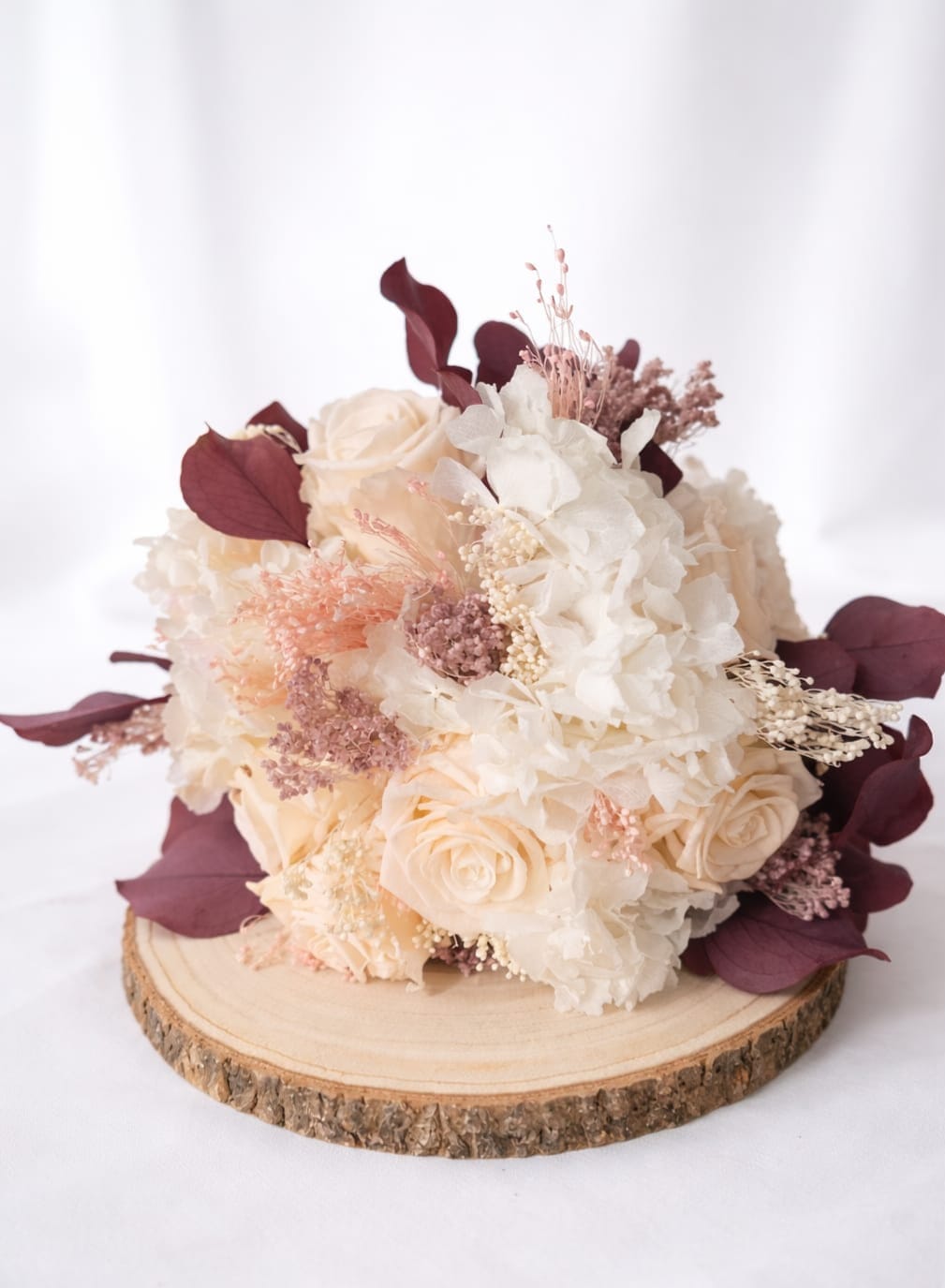 Ramo preservado Alicia con flores en tonos crema y burdeos