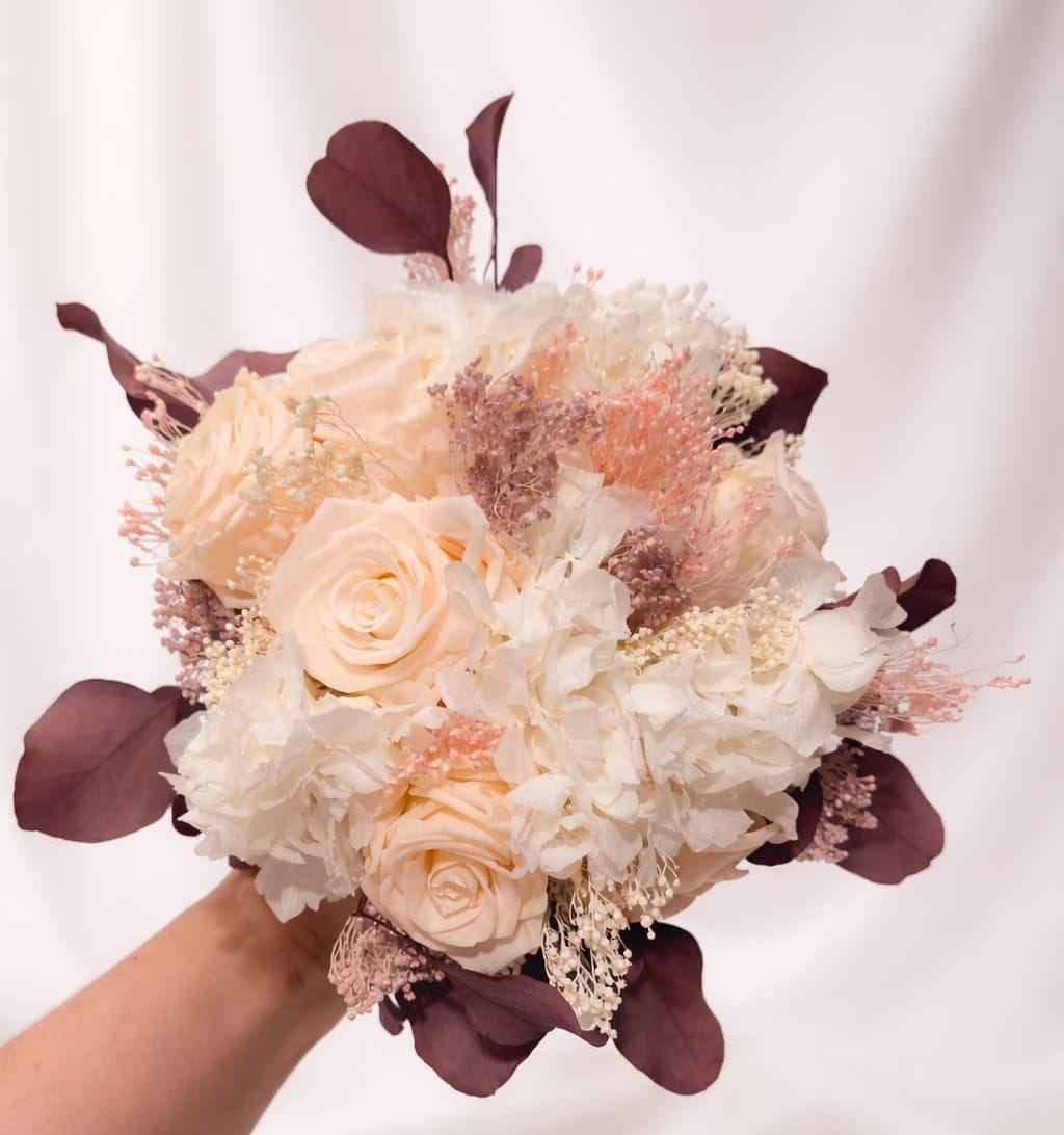 Ramo preservado Alicia con flores en tonos crema y burdeos