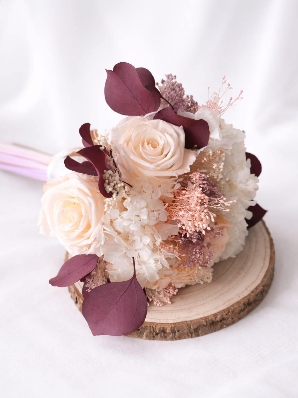 Ramo preservado Alicia con flores en tonos crema y burdeos