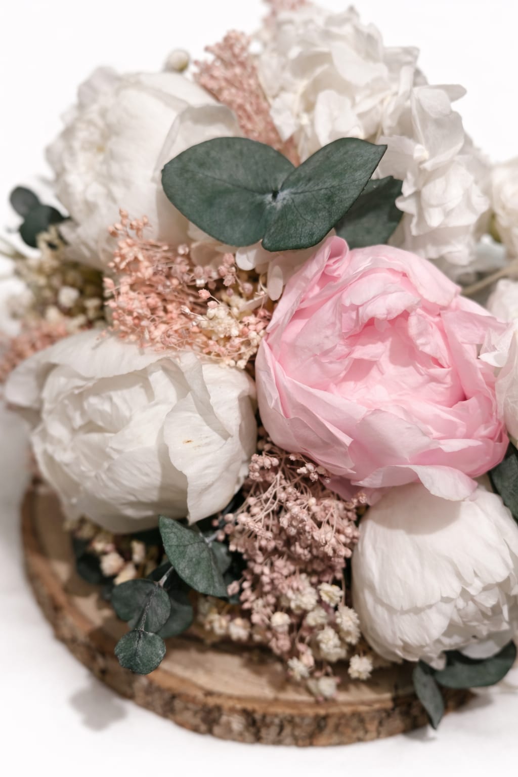 Ramo de novia preservado Amelia con flores en tonos blancos y rosados