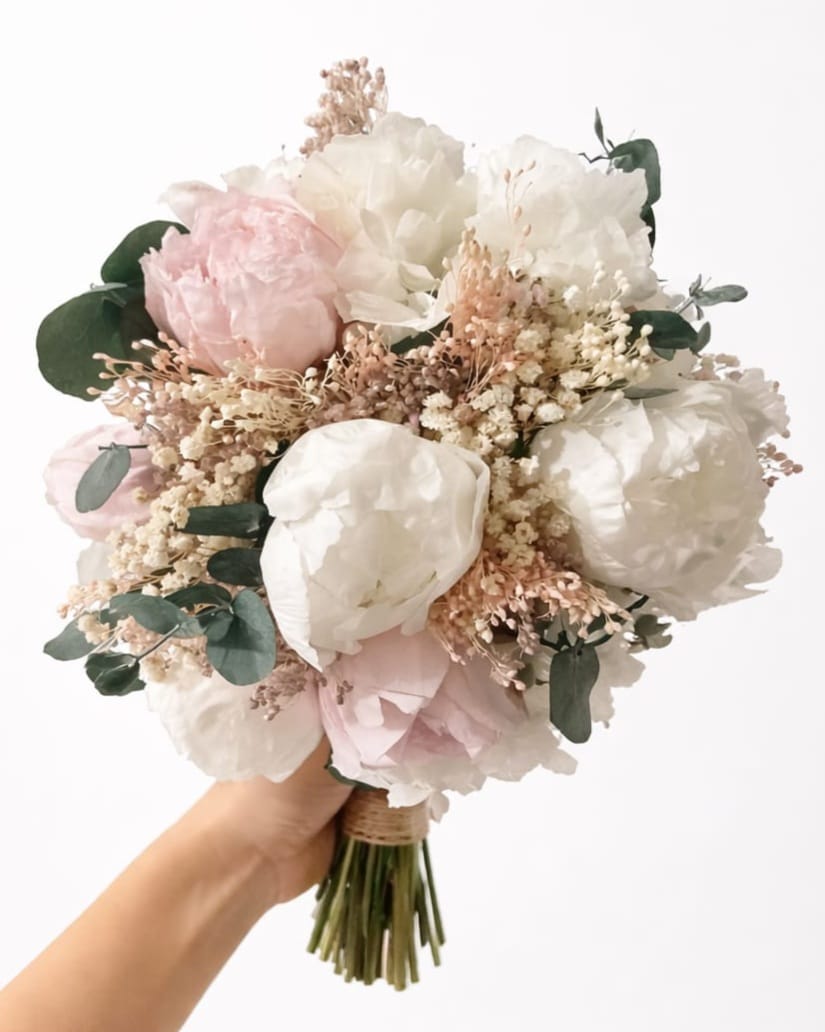 Ramo de novia preservado Amelia con flores en tonos blancos y rosados