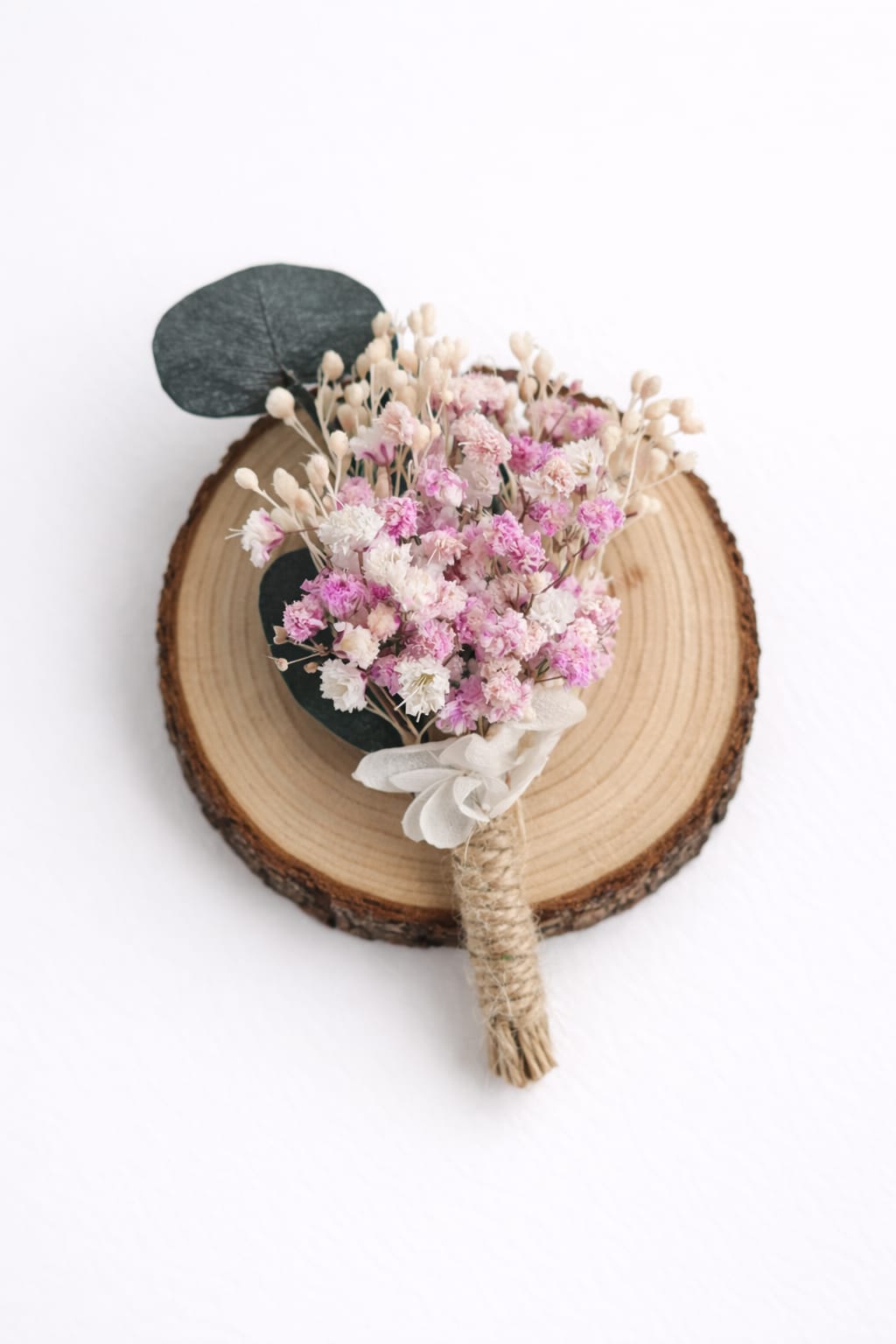 Prendido de boda artesanal con flores preservadas en tonos rosa suave