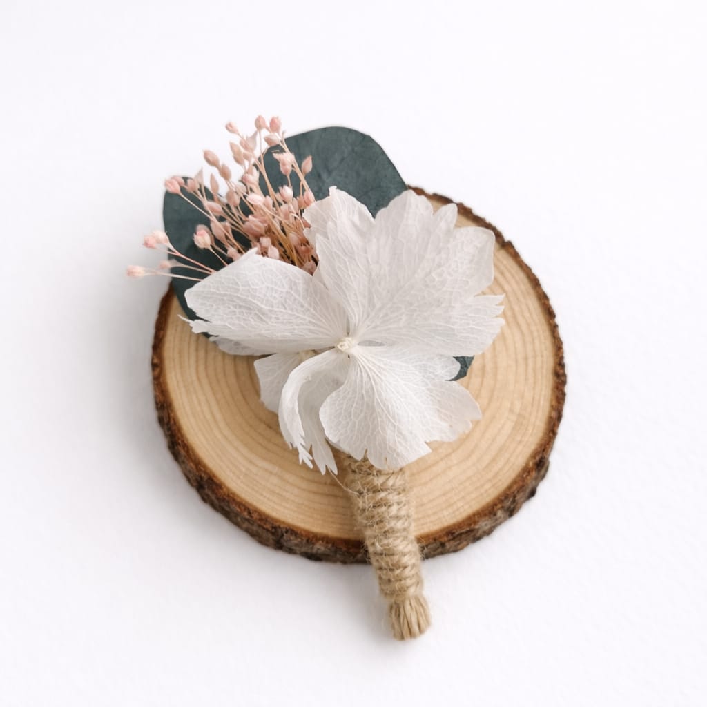 Prendido de boda artesanal con flores preservadas en blanco natural