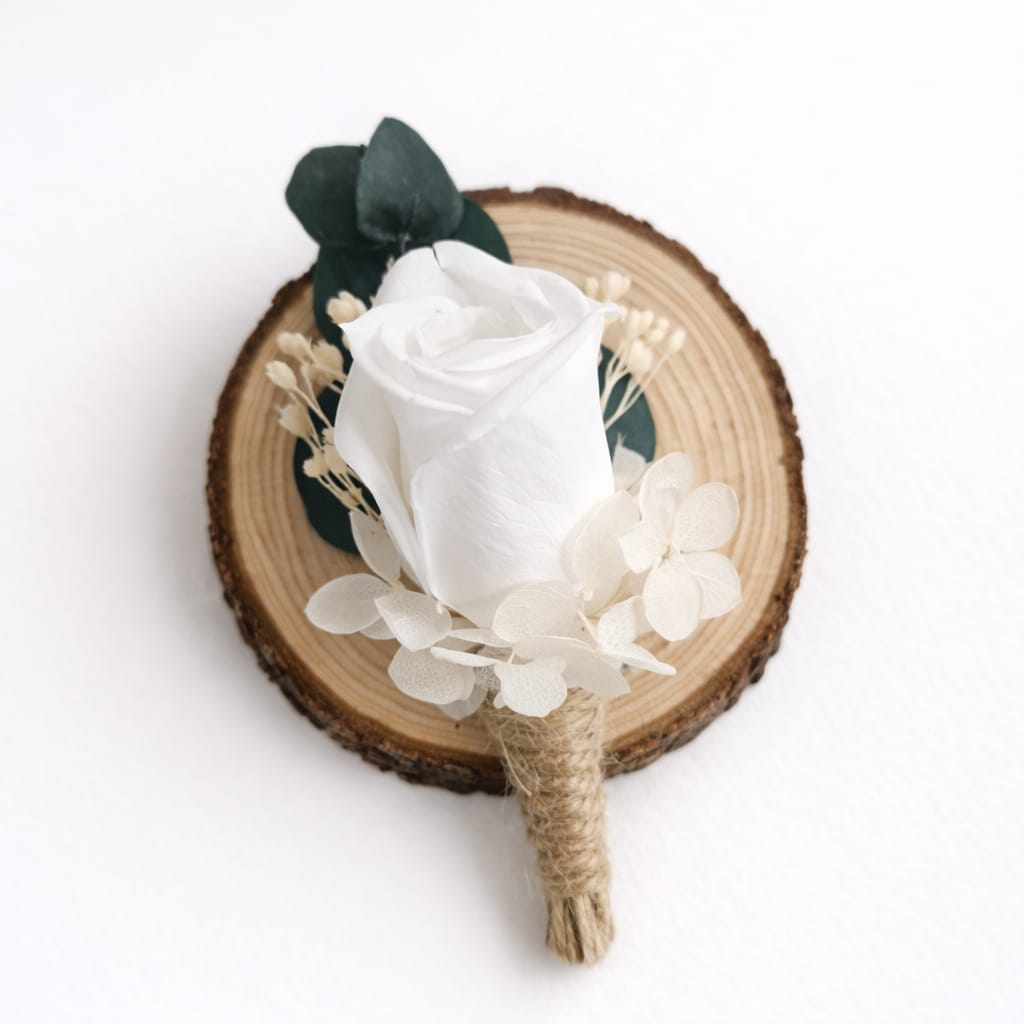 Prendido de boda artesanal con rosa blanca y flores preservadas naturales