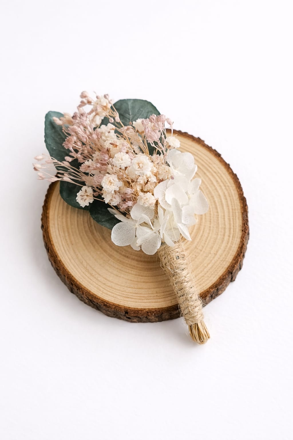 Prendido de boda artesanal con flores preservadas en tonos crema y verde natural