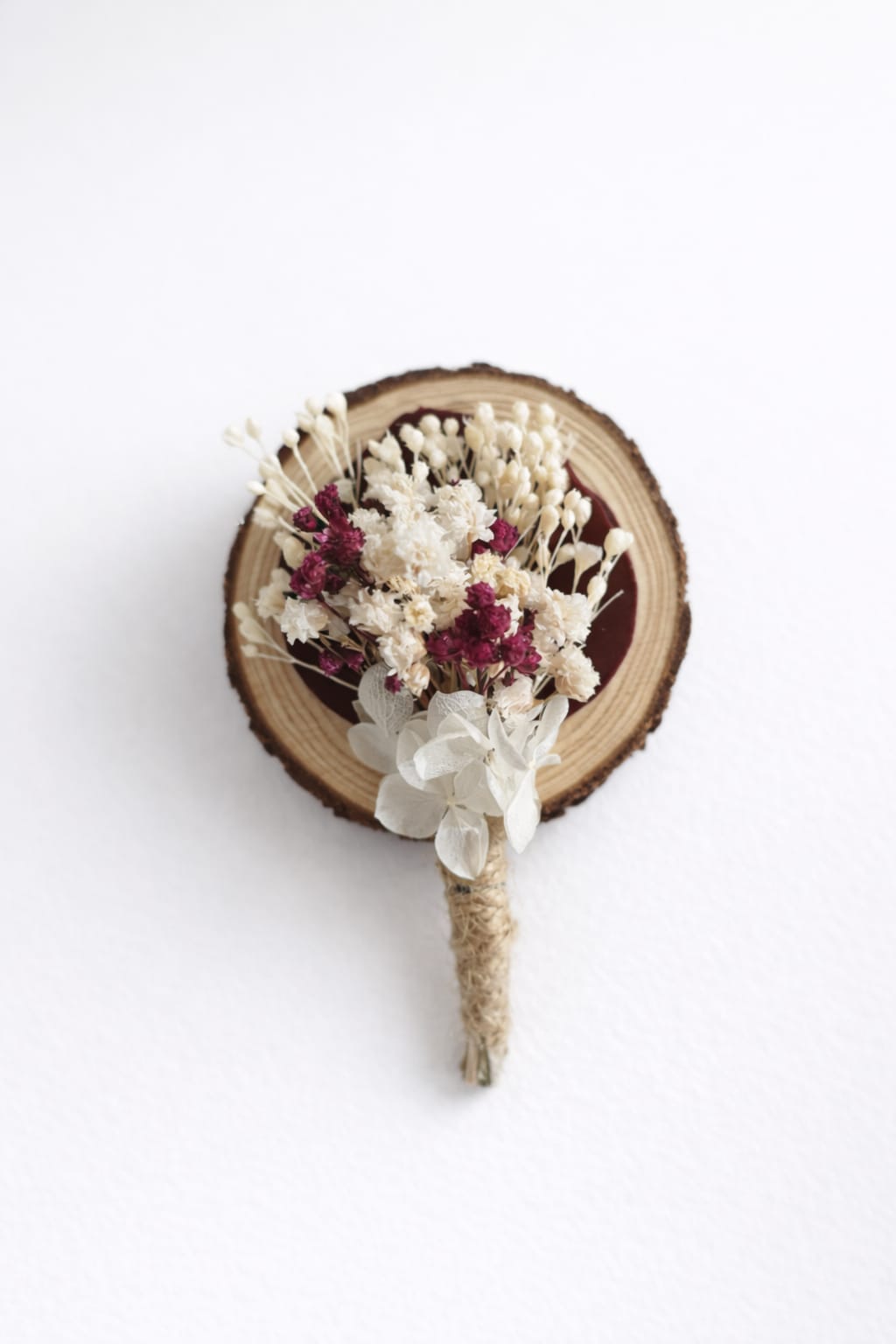 Prendido de boda artesanal con flores preservadas en tonos burdeos y marfil