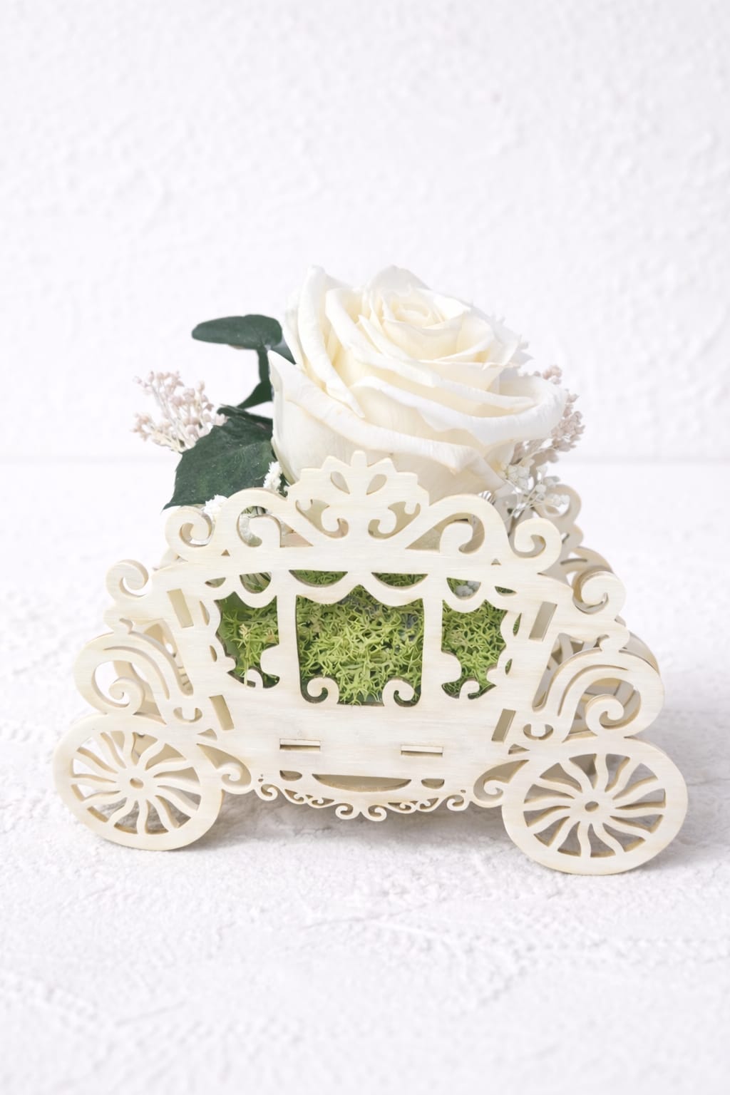 Rosa eterna blanca en carruaje de madera decorativo – regalo elegante y personalizado