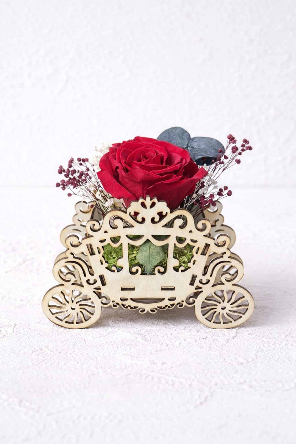 Rosa eterna roja en carruaje de madera grabado – regalo romántico personalizado