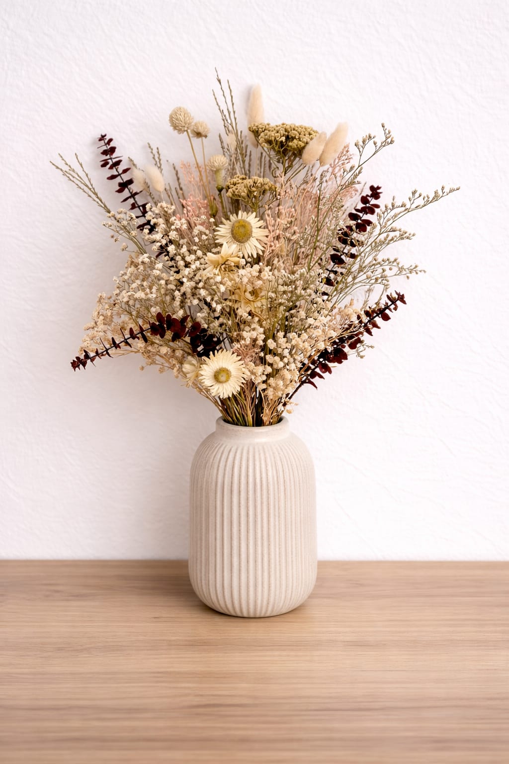 Ramo “Bordeaux” con flores secas y eculipto preservado rojo oscuro