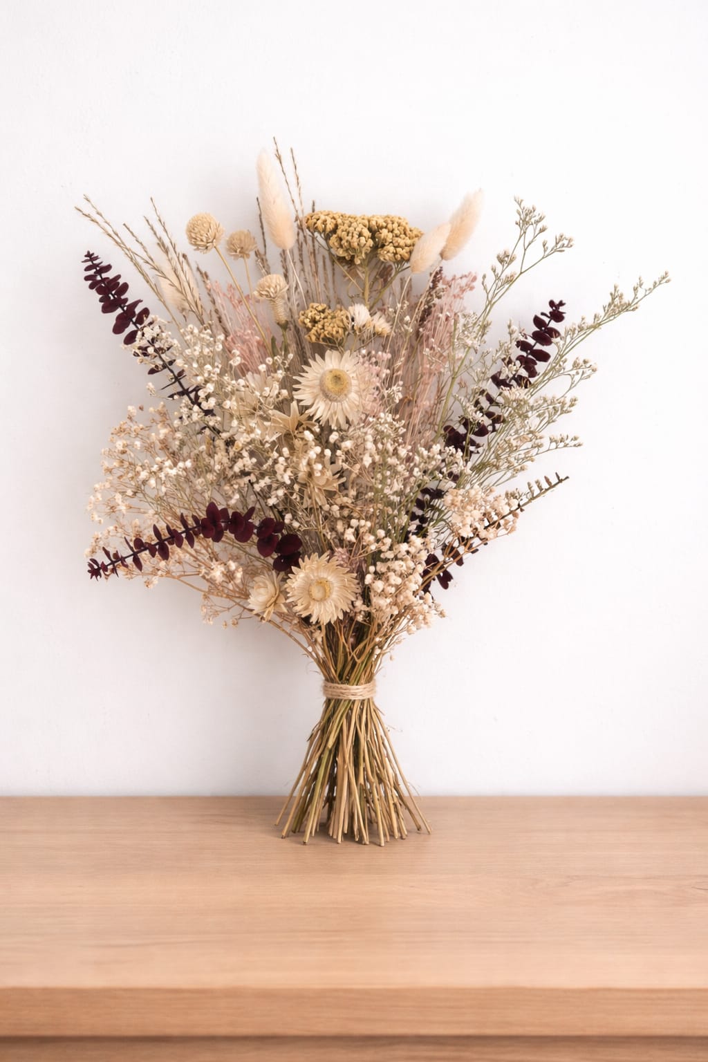 Ramo “Bordeaux” con flores secas y eculipto preservado rojo oscuro