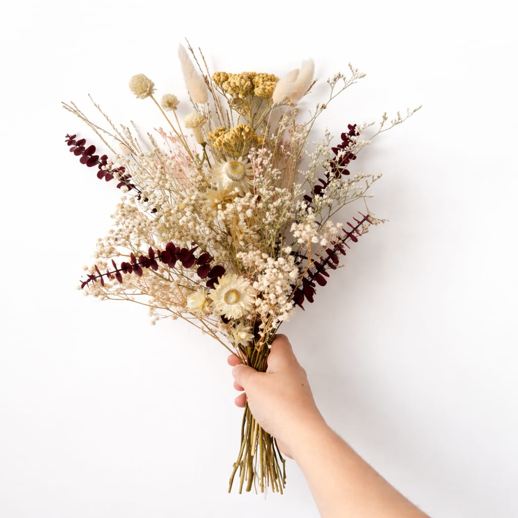 Ramo “Bordeaux” con flores secas y eculipto preservado rojo oscuro