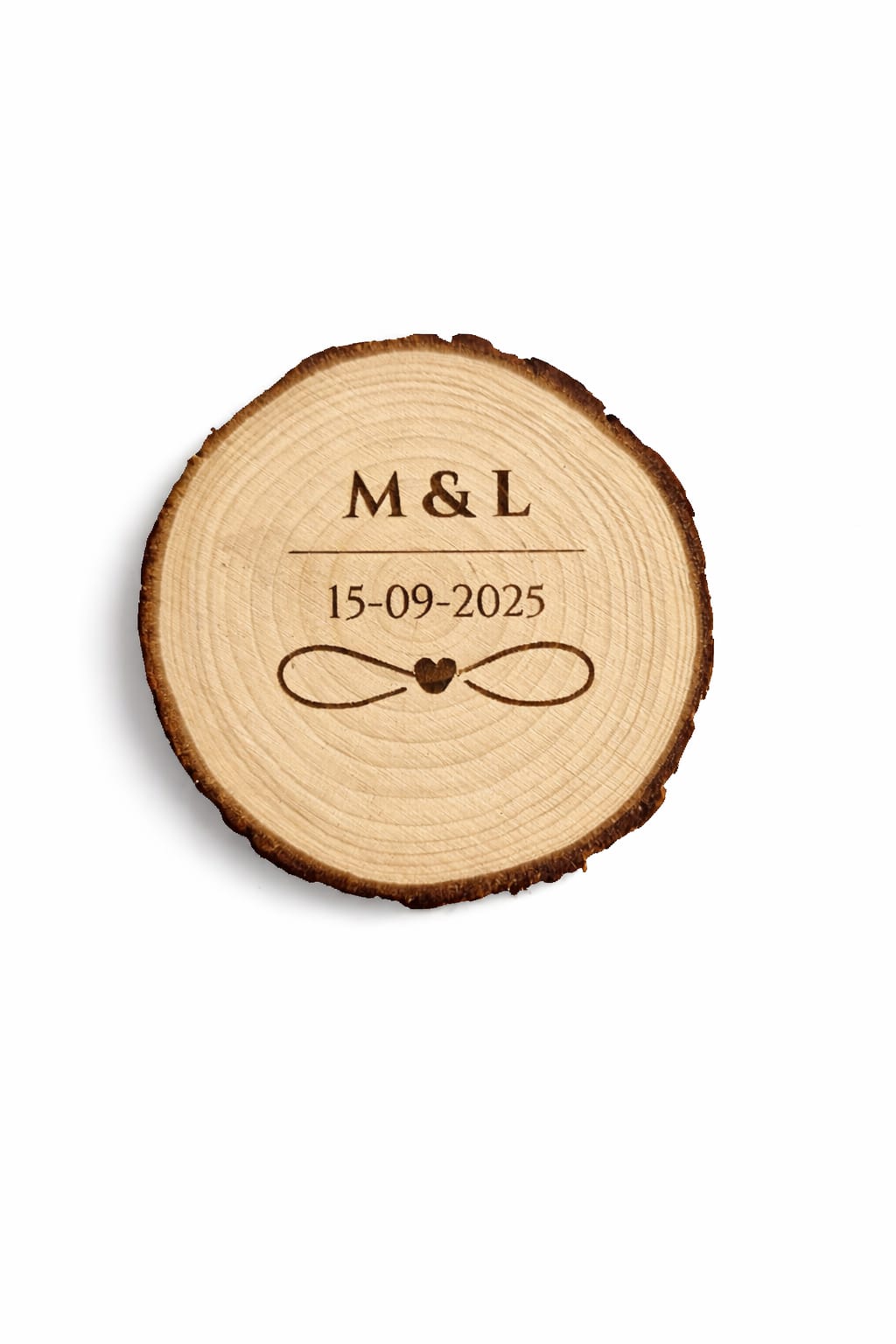 Detalle de boda en madera personalizado con iniciales y fecha