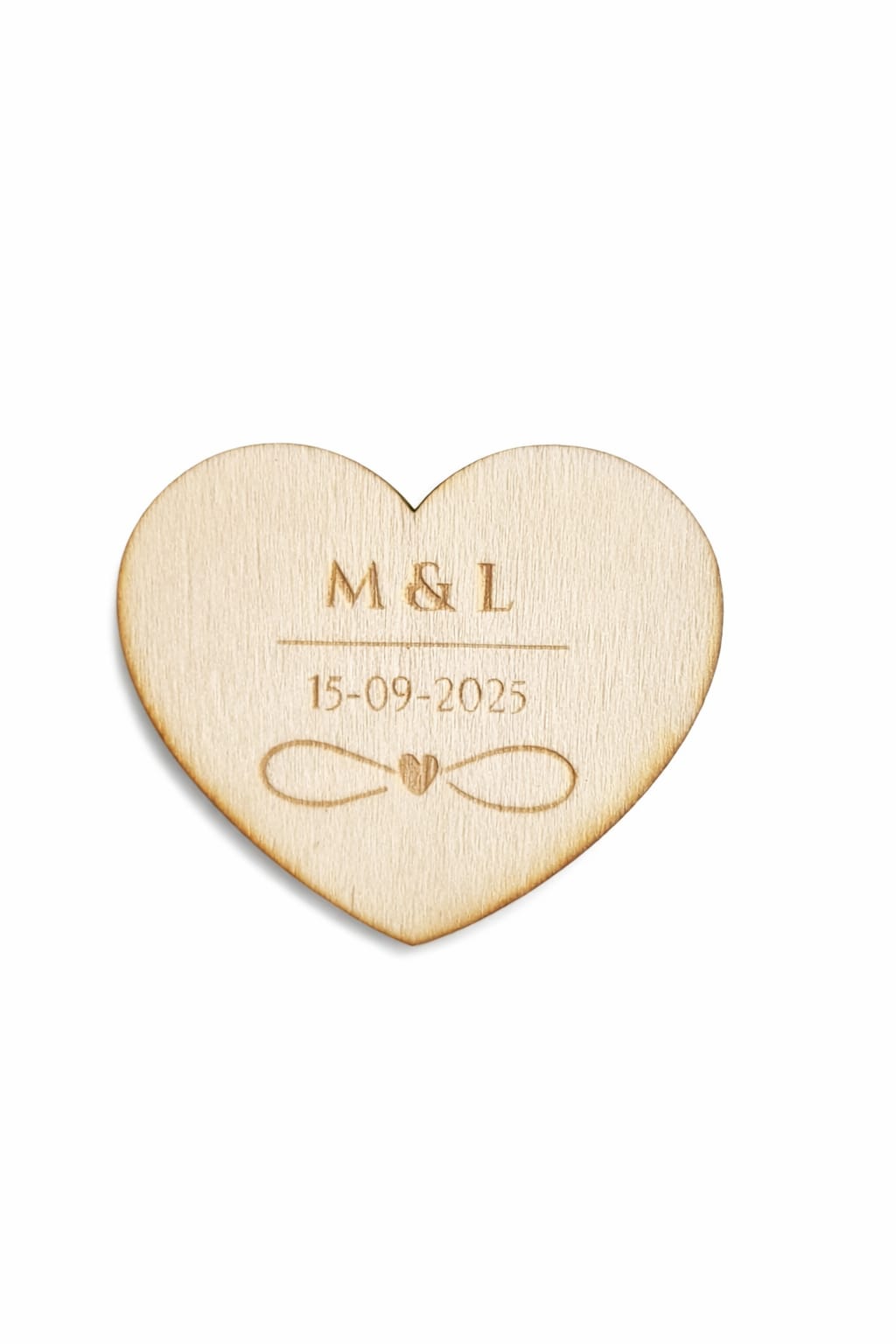 Corazón de madera personalizado con iniciales y fecha grabadas – regalo romántico