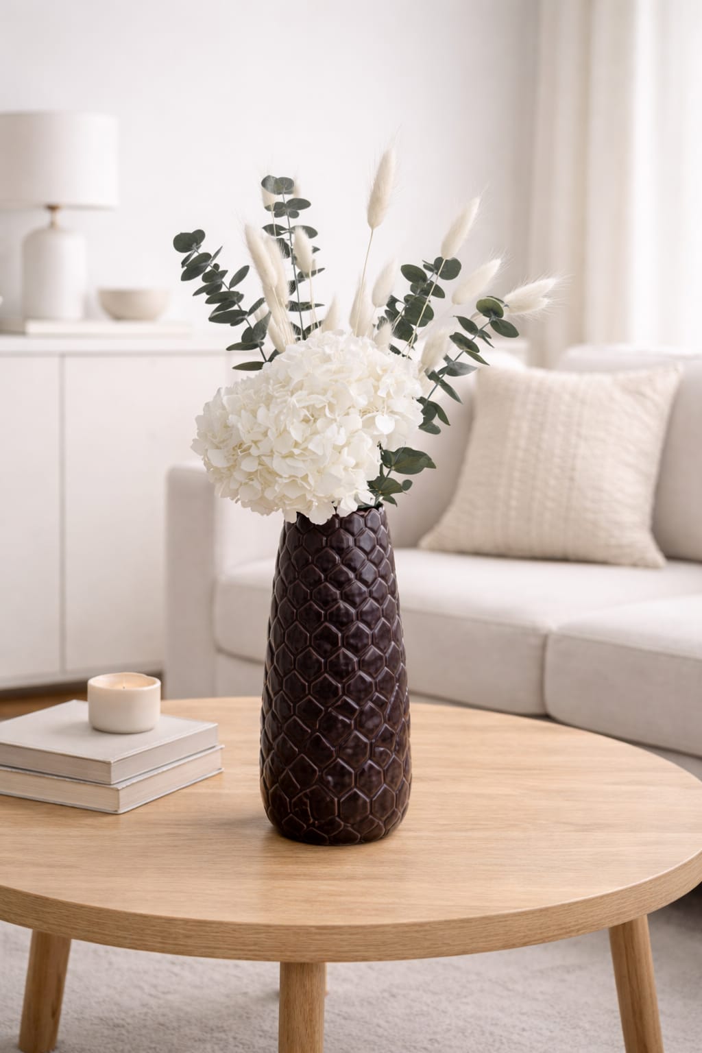 Hortensia blanca preservada con eucalipto