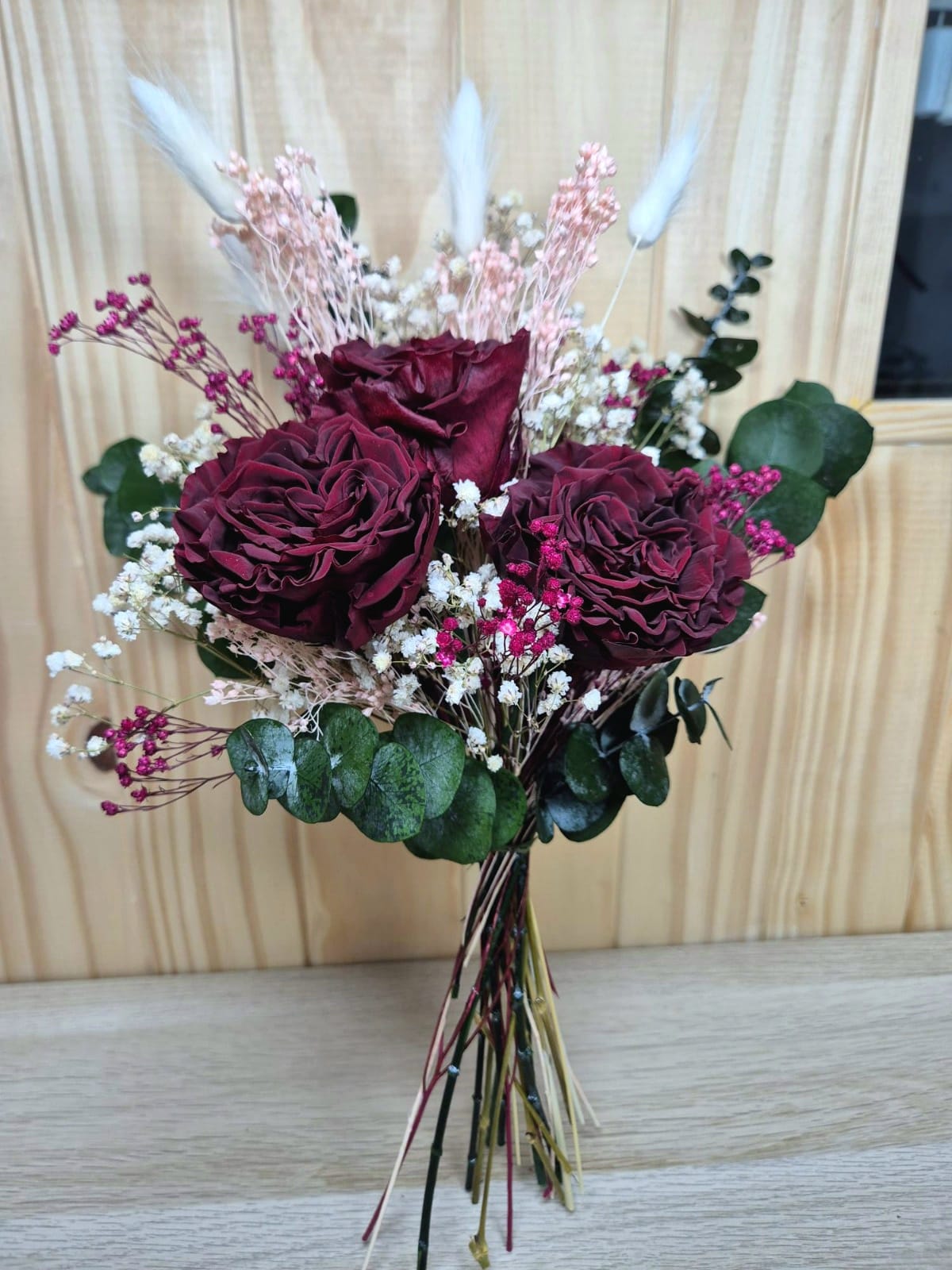 Ramo decorativo de flores secas con rosas burdeos y paniculata