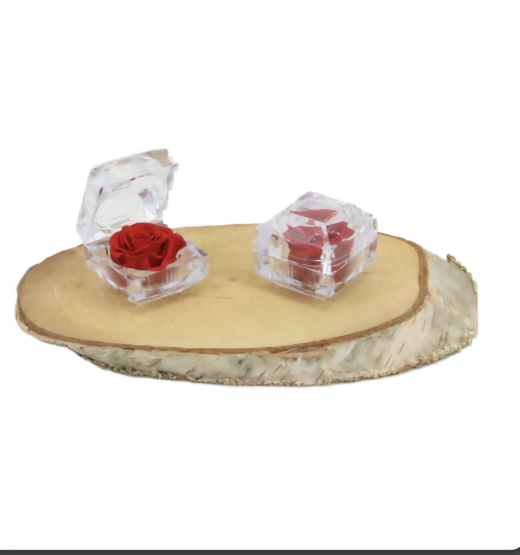 Rosas preservadas rojas en pequeñas cajas transparentes sobre base de madera natural, detalle romántico y regalo elegante.