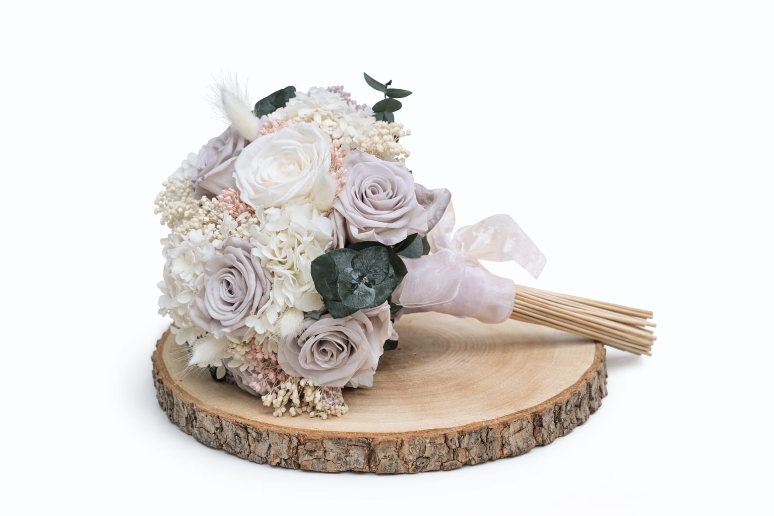 Ramo de flores preservadas para boda con rosas, hortensias y eucalipto, diseño elegante y duradero.