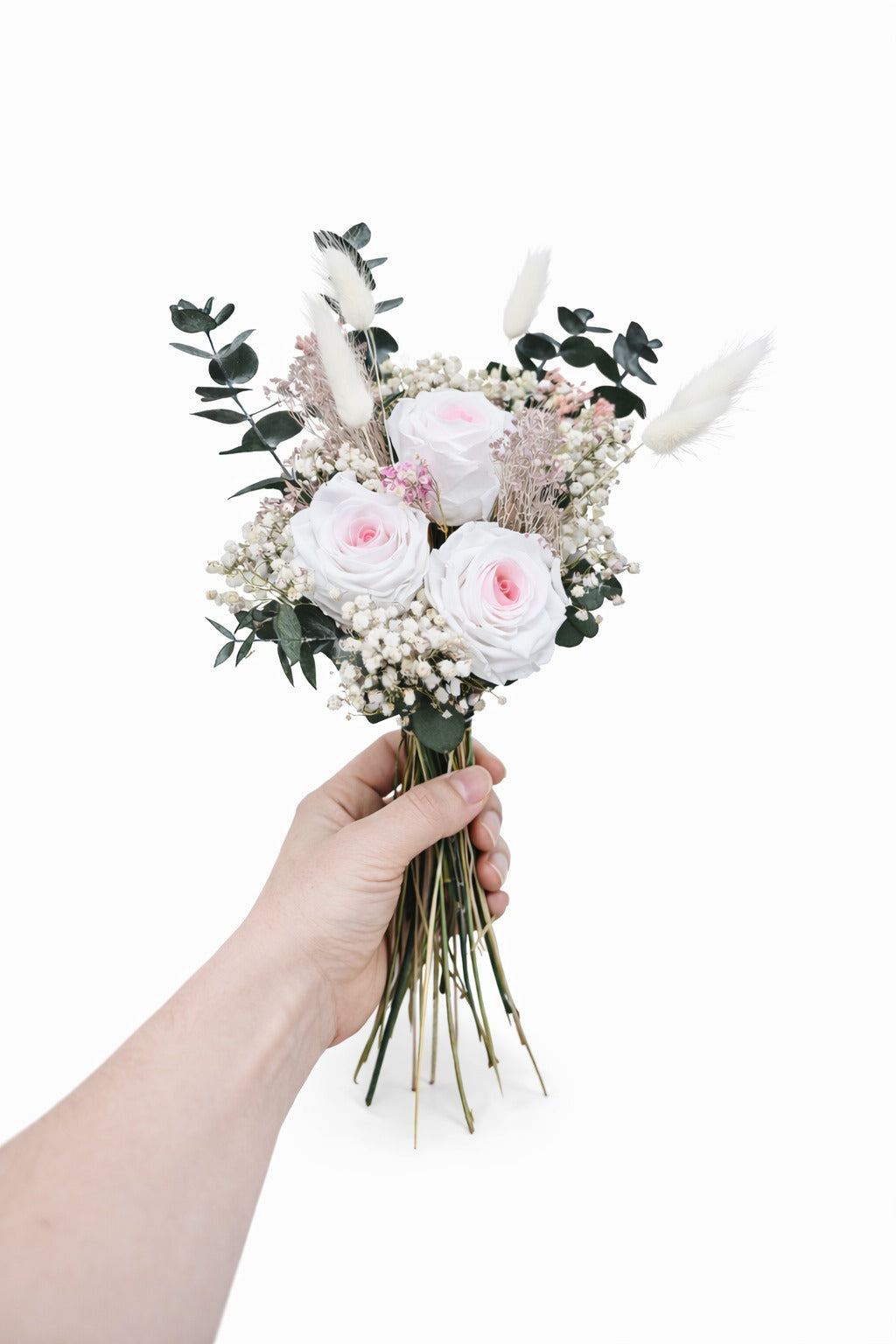 Ramo de flores secas hecho a mano con rosas blancas y paniculata