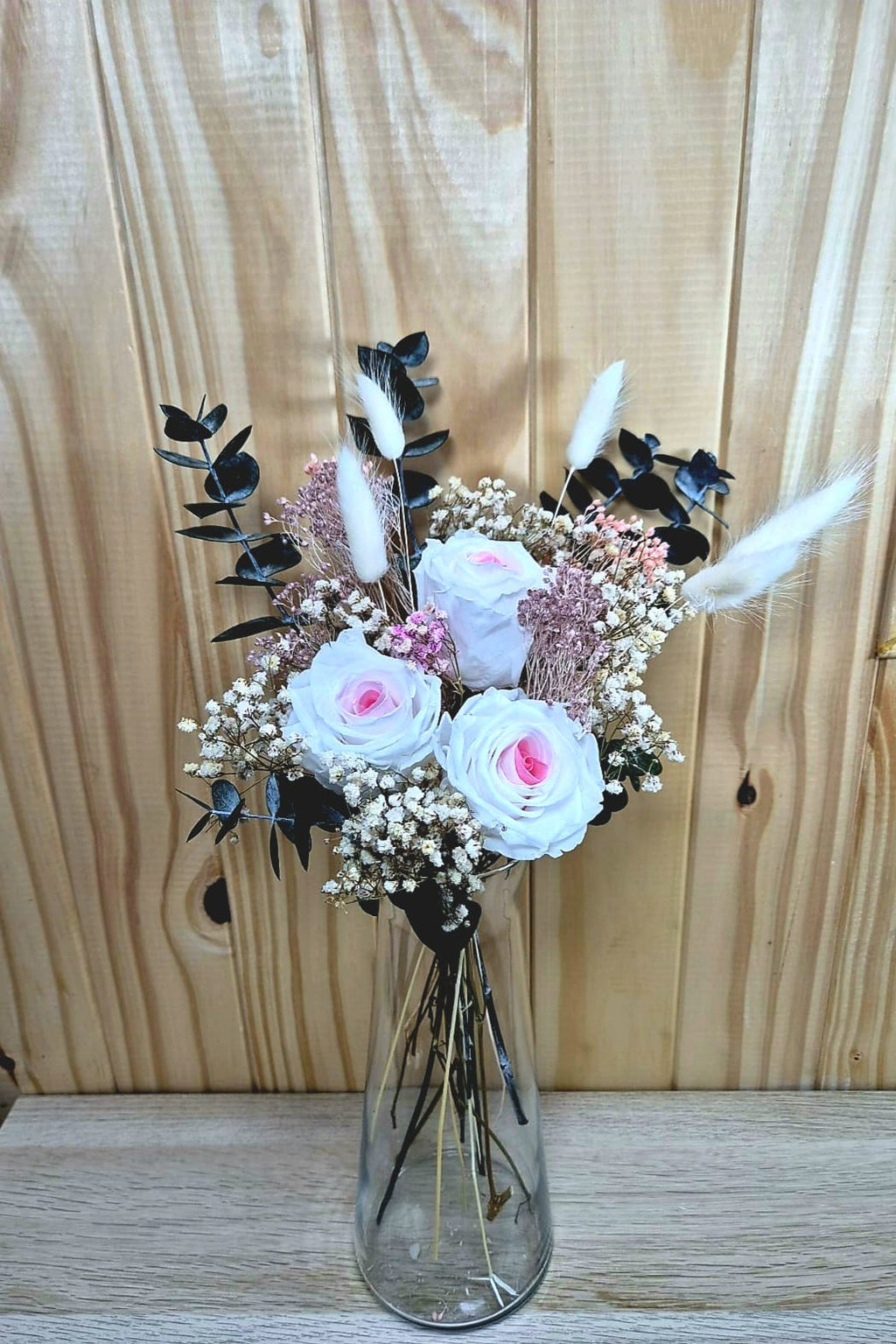 Ramo de flores secas con rosas blancas y paniculata Con fondo de madera