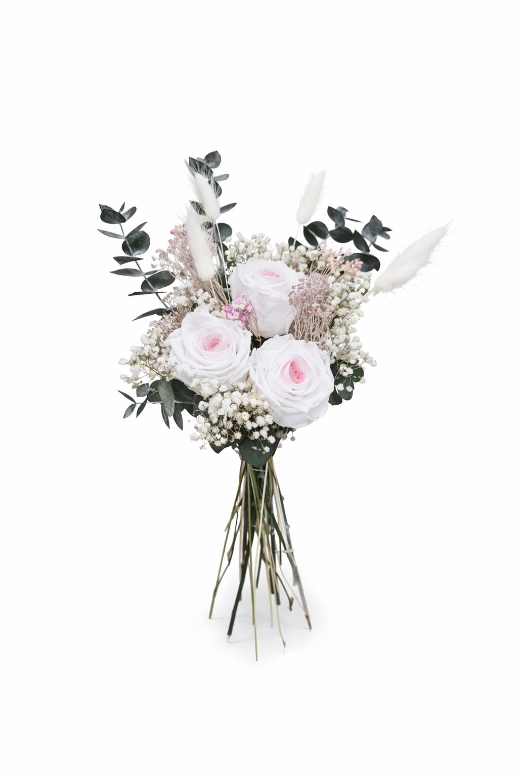 Ramo de flores secas con rosas blancas y pampas colocado en jarrón de cristal