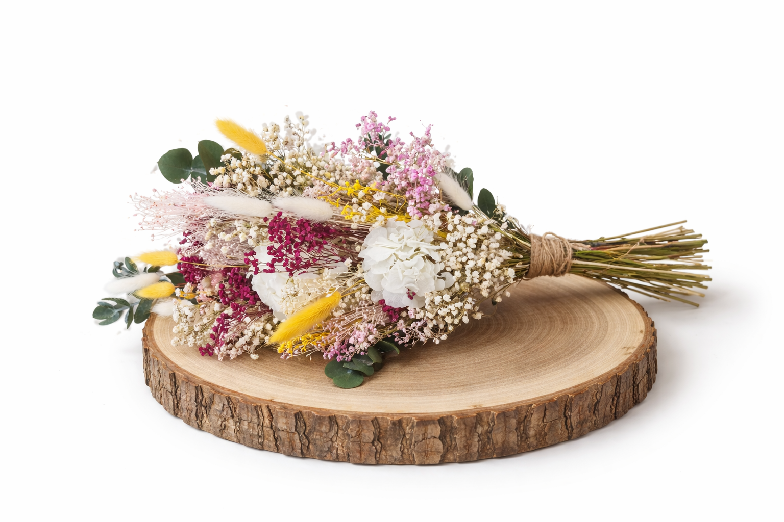 Ramo de novia preservado con hortensia blanca y flores secas sobre base de madera
