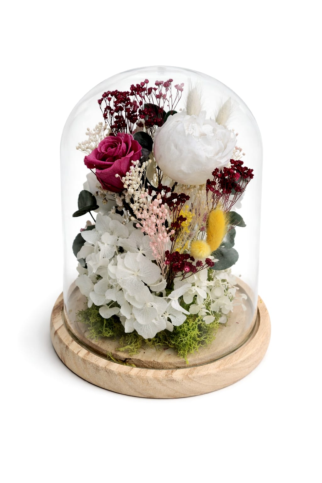 Decoración floral artesanal bajo cúpula de cristal con flores secas y preservadas sobre base de madera