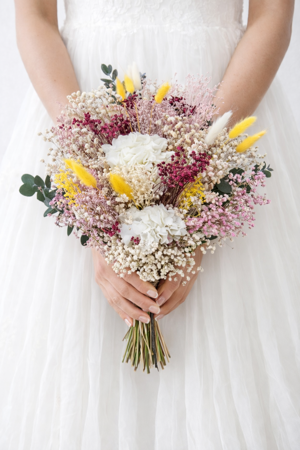 Detalle de ramo de novia preservado con paniculata, hortensia blanca y flores secas