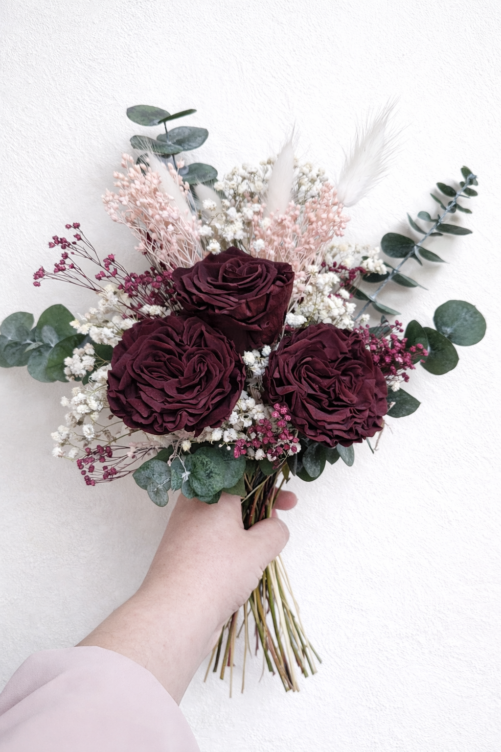 Decoración floral con rosas eternas en tonos burdeos