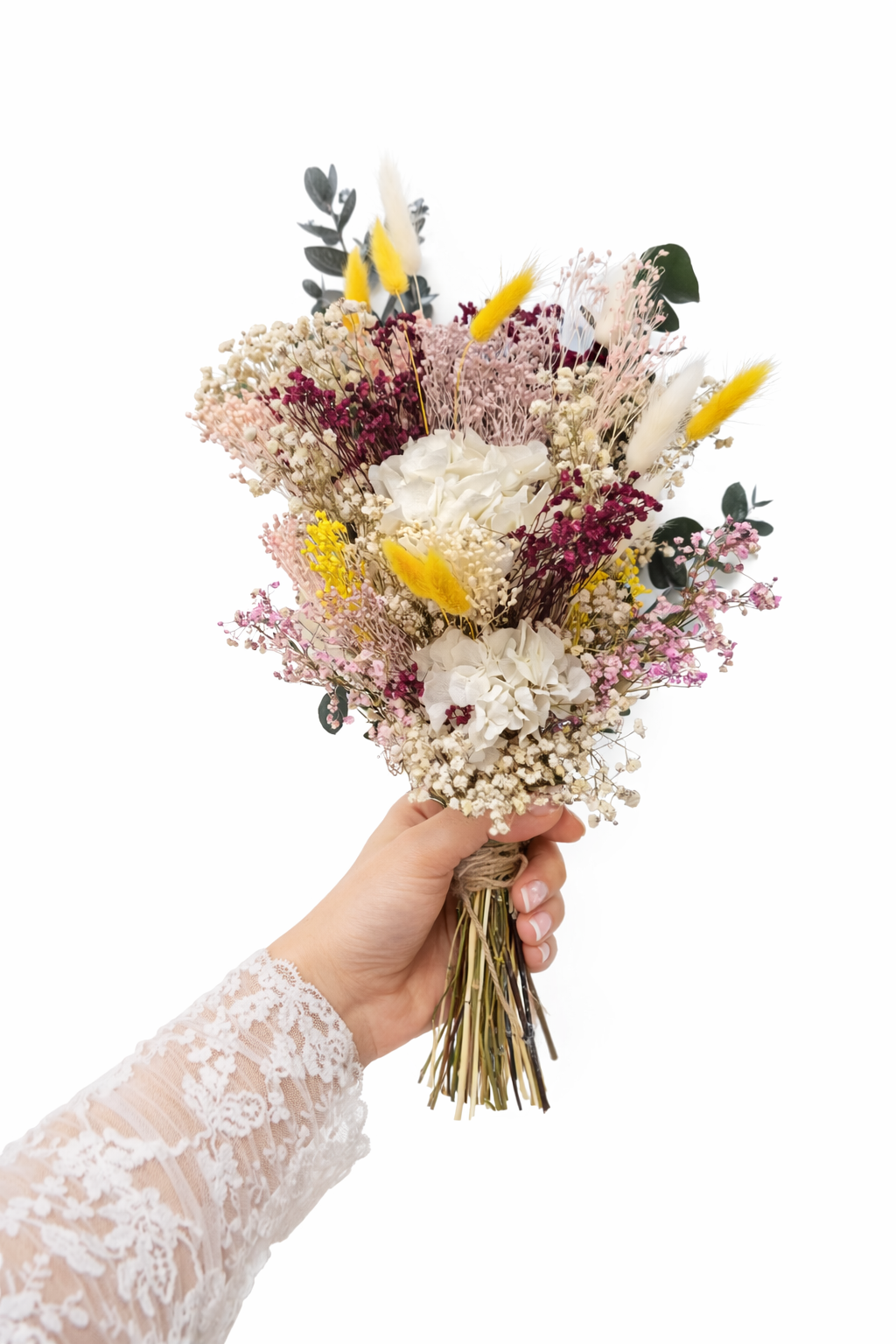 Ramo de novia de flores preservadas en tonos pastel sostenido a mano